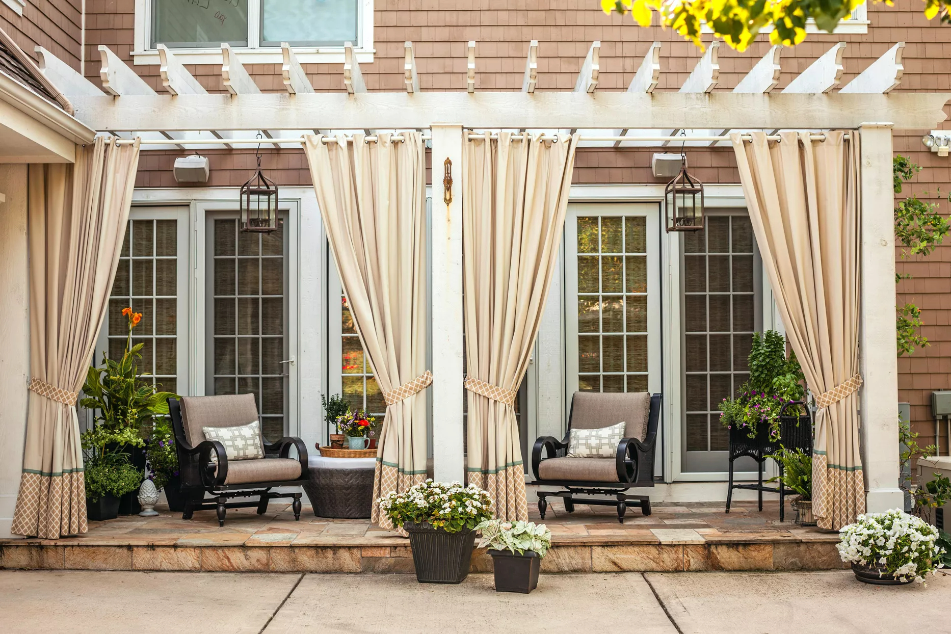 Pros and Cons With Vinyl Pergola ​