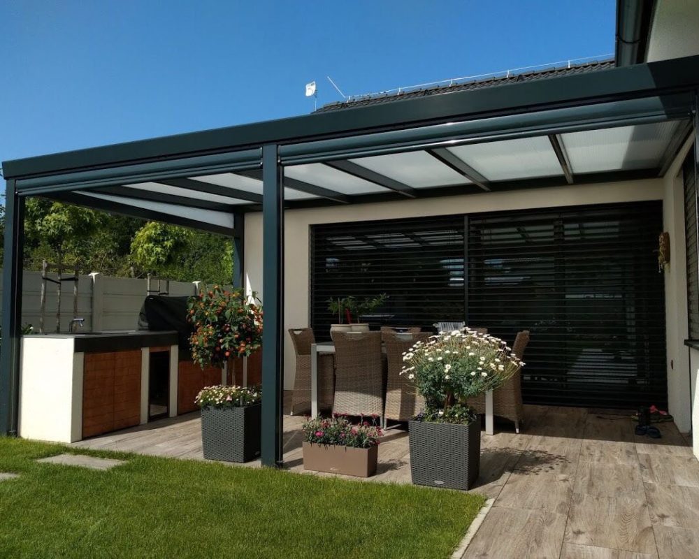 Aluminium Pergola am Haus befestigt